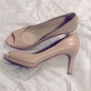 Enzo Angioloni Women’s Dress Shoes beige size 8W.